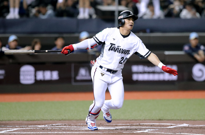 台韩国际交流赛12日在台北大巨蛋登场，由经典赛资格赛中华队对韩职乐天巨人队，「台湾队长」陈杰宪上场打击时，获得全场球迷热烈鼓掌欢呼，展现其超高人气。（黄世麒摄）