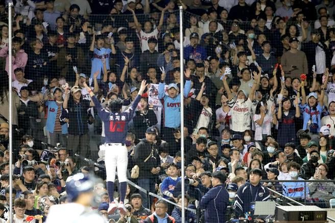 台韩国际交流赛12日在台北大巨蛋登场，由经典赛资格赛中华队对韩职乐天巨人队，现场逾2万名球迷进场，其中不乏眾多的乐天巨人球迷，跟着乐天应援团一起唱跳，也让台湾球迷感受正宗的韩式应援。（黄世麒摄）