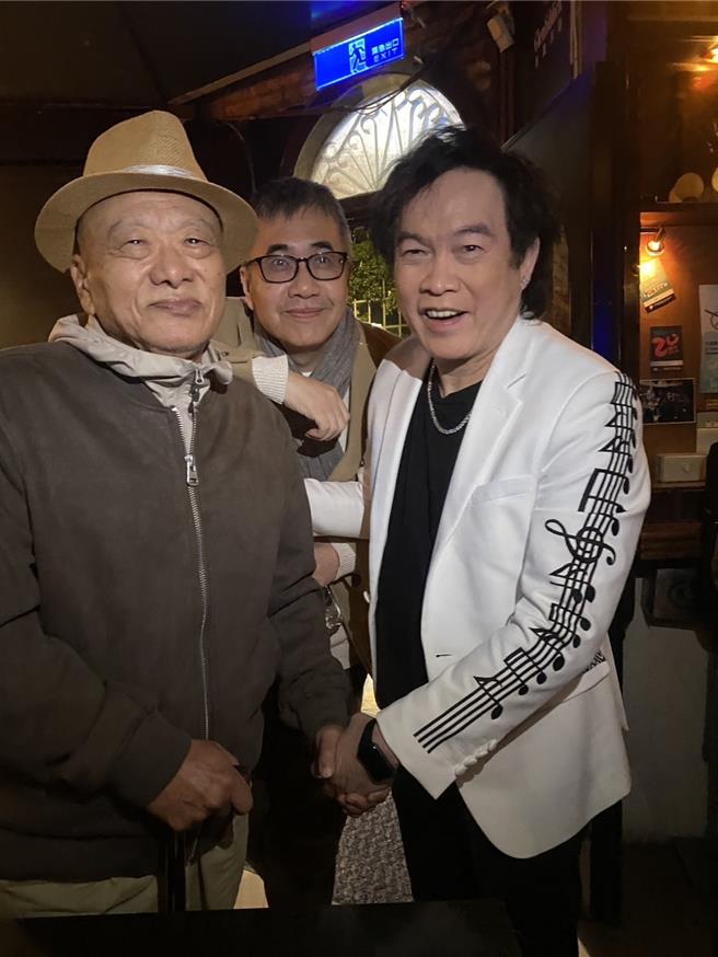 凌峰（左）11日晚间现身康康（右）演唱会。（凌峰提供）