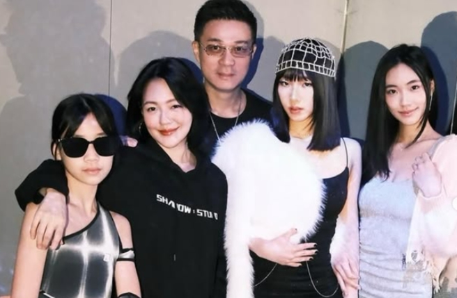 康康透露和（左三）小S老公许雅钧有私交。（图／小S IG）