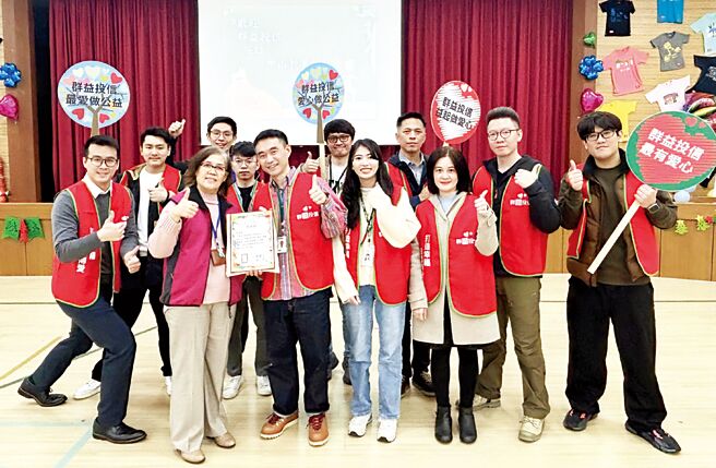 群益投信以艺术传爱，陪伴乐山天使进行艺术创作，乐山教养院院长杨咏麟（左三）致赠感谢状给群益投信志工团同仁。图／群益投信提供