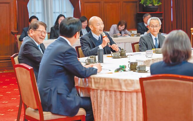 賴清德總統（左二）10日在總統府內召開五院國政會商，立法院長韓國瑜（中）在會商中發言。（總統府提供）