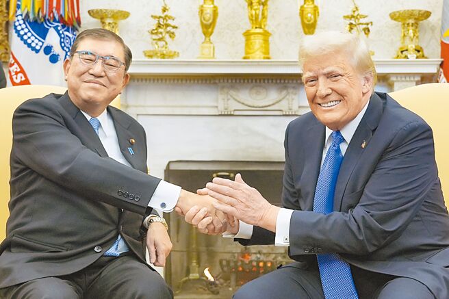 近日石破访美并与川普会晤，日美达成新黄金时代联合声明，这不表明石破不希望继续改善中日关系，而是必须从属于日美关系。（美联社）