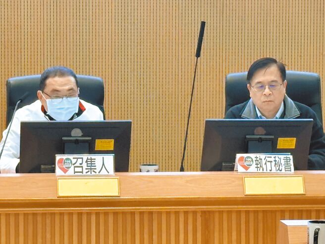 新北市长侯友宜（左）11日主持道安会报，他指出机车族、高龄者及青少年无照驾驶仍是新北市交通事故高风险族群，列为交通防制重点。（高钧麟摄）