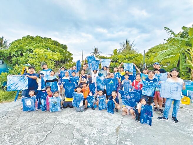 东管处推出海废再生手作体验，游客利用海废垃圾綑绑挤压布料，做出独特的「海废蓝染」。（交通部观光署东部海岸国家风景区管理处／蔡旻妤台东传真）