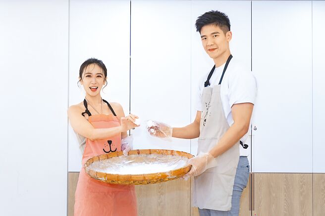 蔡允洁（左）11日和老公一起滚元宵。（红心字会提供）