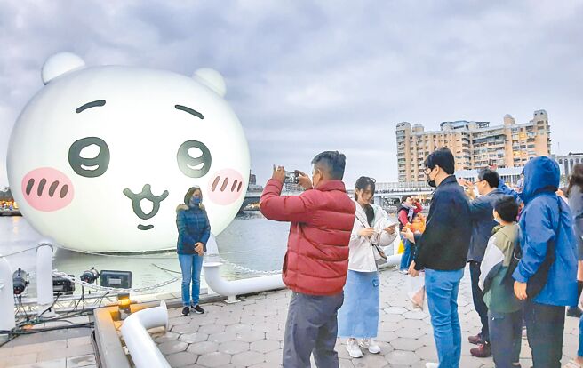 可爱度破表的吉伊卡哇吸引大批观光人潮。（粘耿豪摄）