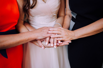 新婚夫妻「特種兵」蜜月 老婆玩催眠 大鬧機場被強制送醫