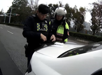 轿车挡路口！实习警助学长姐拦查「突闻异味」 当场起出k他命