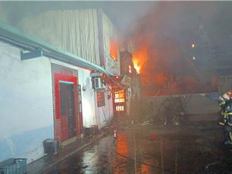 大里三合院凌晨火警！火光摻雜爆炸聲　83歲老婦受困獲救