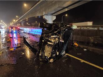 国1南泰山转接道深夜4车追撞！33岁男自撞高架分隔岛翻覆