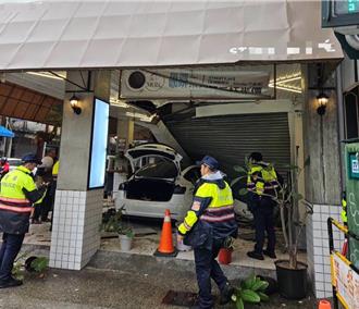 下雨天打滑！高雄轎車失控衝進騎樓 4人受傷送醫
