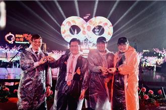 林佳龍與友邦大使賞月弄燈慶元宵  遇雨像情誼綿延不絕