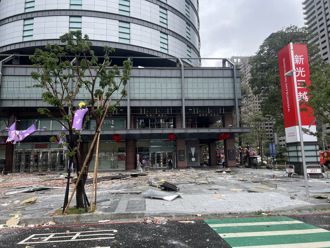 台中消防員拿5瓶水沒人結帳 新光三越超商店長：算我的