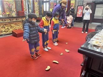 傳承澎湖乞龜民俗  湖西幼兒園帶幼童深入體驗逛廟宇
