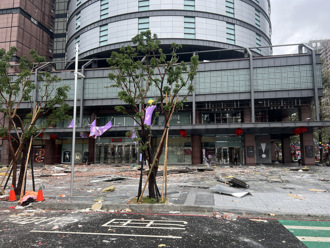 台中新光三越大氣爆！2人仍受困11樓電梯    