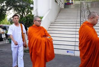 阿翔赴泰國從極奢到極簡 「赤腳化緣」虔誠誦經畫面曝