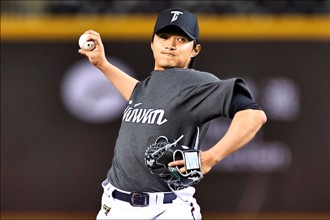 棒球經典賽熱身台韓交流賽 南華大學校友李東洺先發台灣隊迎戰韓國樂天巨人