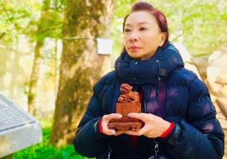 61歲女歌手倒數攻蛋 8小時步行祈福「淚流滿面」