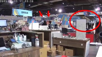 影》氣爆瞬間！新光三越樓層監視器曝光  櫃姐顧客驚逃