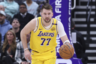 NBA》東契奇8分鐘5犯害湖人輸球？首秀收視率飆升42％