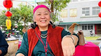 台東藺草藝術家編織玩創意 新創「靈蛇手環」迎蛇年