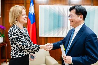 接见新任英国驻台代表  林佳龙吁英开放台旅客自动通关