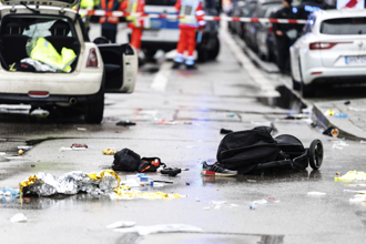 影》德國汽車撞人群已28傷 嬰兒車歪倒！嫌犯身分曝