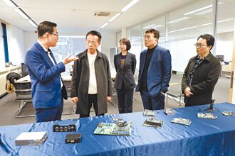 翁章梁率团访德荷 参观台厂