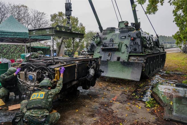 陆军机步234旅保修连昨日于滂沱大雨中实施基地期末鑑测，模拟战时装备损坏，进行CM11战车引擎维修等组合测验，并因应鑑测官随机下达状况实施战斗动作，官兵于短时间完成装备维修、零件更换，使武器装备得以再次投入任务。（记者傅文琦摄）