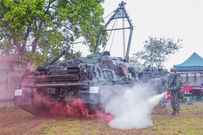 鑑测官下达炮击造成火势的突发状况，考验官兵临战应变能力。（记者傅文琦摄）