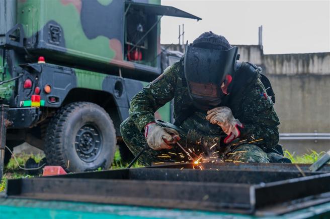 保修连官兵配合指定鑑测项目，实施焊接作业。
（记者傅文琦摄）