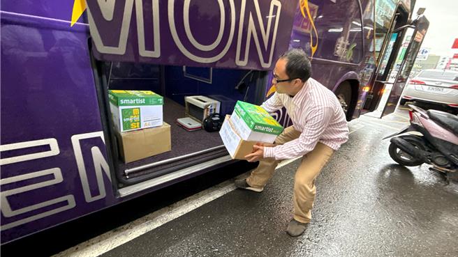 民团将一箱箱罢免许智杰、黄捷连署书搬运到游览车上。（柯宗纬摄）