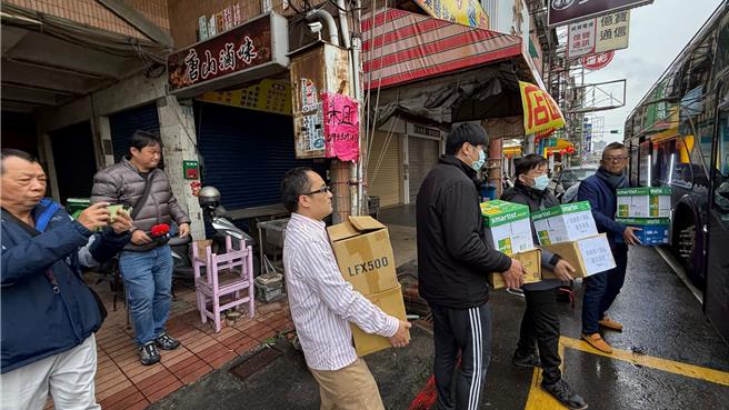 民团将一箱箱罢免许智杰、黄捷连署书搬运到游览车上。（柯宗纬摄）