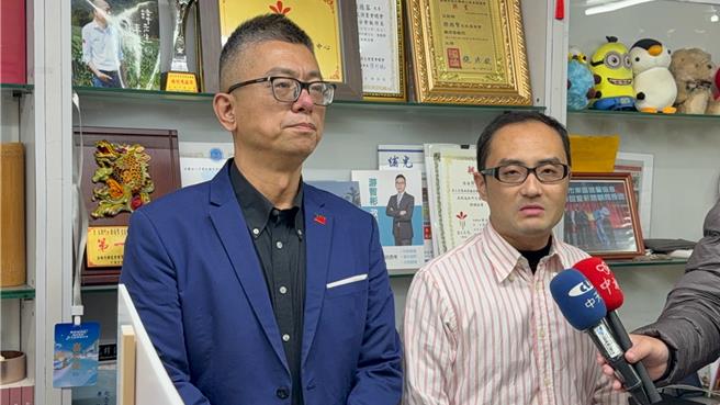 「高雄双罢劫连署站」发言人徐尚贤指出，罢免许智杰、黄捷连署一阶门槛已达标，但有多准备1000份，「够给中选会剔除了」，下周起也将开始筹备二阶行动。（柯宗纬摄）