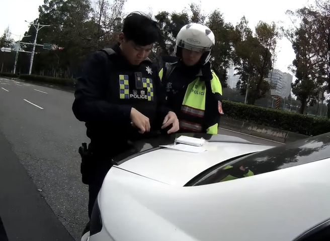 实习生观摩毒品检验流程。（图 / 刘咏韵翻摄）