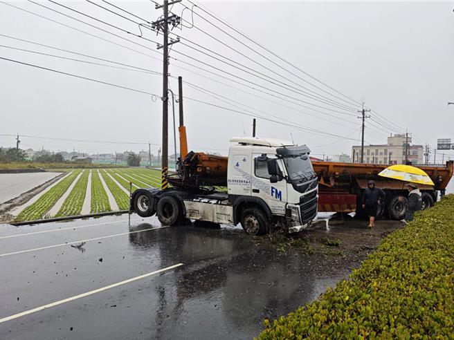 云林县台19线二崙乡附近今天（13日）早上8点半一辆砂石车打滑撞分隔岛， 车头失控反折，十分惊险。（ 云林县议员李明哲提供）