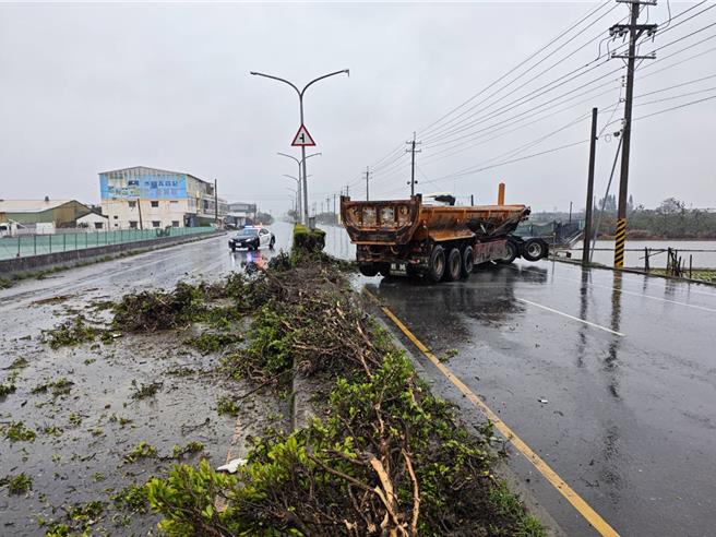 云林县台19线二崙乡附近今天（13日）早上8点半一辆砂石车打滑撞分隔岛， 车头失控反折，十分惊险。（云林县议员李明哲提供）