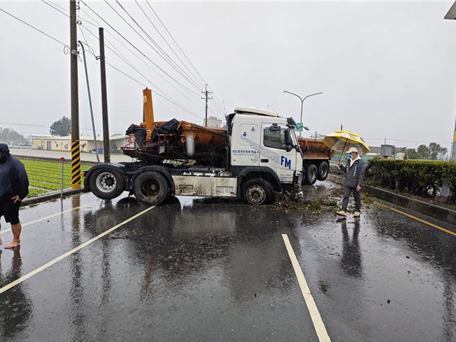 云林县台19线二崙乡附近今天（13日）早上8点半一辆砂石车打滑撞分隔岛， 车头失控反折，十分惊险。（云林县议员李明哲提供）