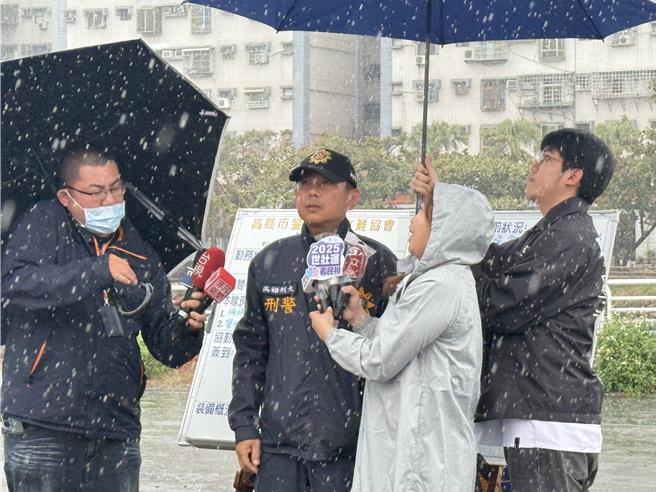 13日上午高雄雨势越来越大，高市刑大技正林孝治指出，现场能见度低，也相对增加作业困难度。（纪爰摄）