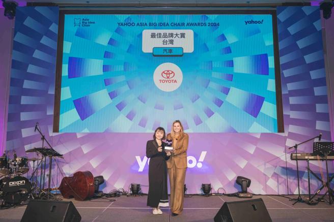 TOYOTA獲Yahoo Best Brand Awards 2024汽車類最佳品牌大賞，和泰汽車TOYOTA整合行銷室副理王怡真代表領獎。（和泰汽車提供）