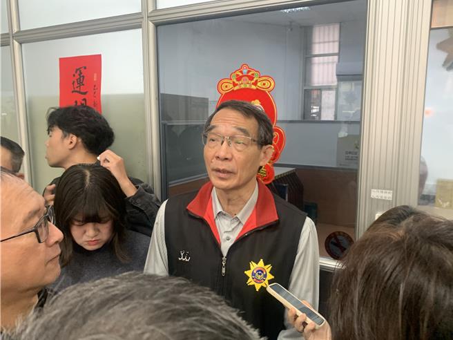 高雄市警局刑事鑑识中心主任谢东和（中）证实已查扣的尖刀与剪刀上有张嫌与死者的生物迹证。（郭良杰摄）