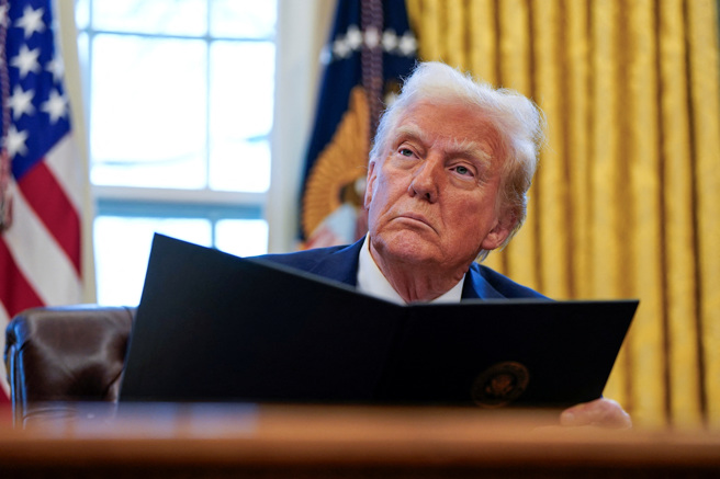 图为美国总统川普，美国宣布加徵钢铝关税并取消多国豁免，且扬言对台积电课100%关税，台积电2月12日美国董事会受关注。「川普」相关热门关键字「华盛顿、签署、加萨、贸易战、移民」等声量激增。（图/路透社）
