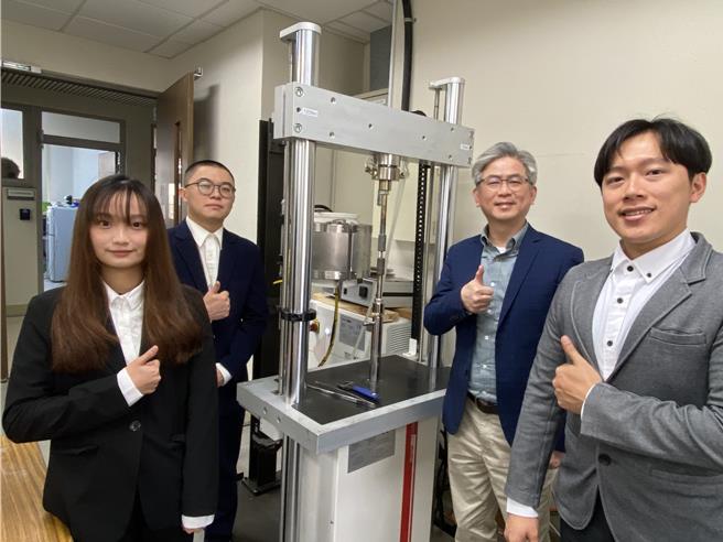 成大材料系特聘教授洪飞义（右二）团队研发能耐氢穿隧的「不氢钢」，右一为团队成员博士后研究员吴博鼎、左二为研究生吕哲纬、左一为研究生黄昱蓁。（成大提供/曹婷婷台南传真）