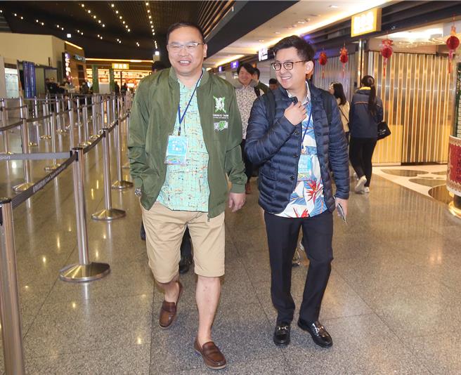 民進黨立委王義川（左起）與新北市議員卓冠廷等人13日前往帛琉推動觀光，針對國民黨立委李彥秀的海外資產，王義川要求她解釋清楚海外銀行帳戶的金流。（范揚光攝）