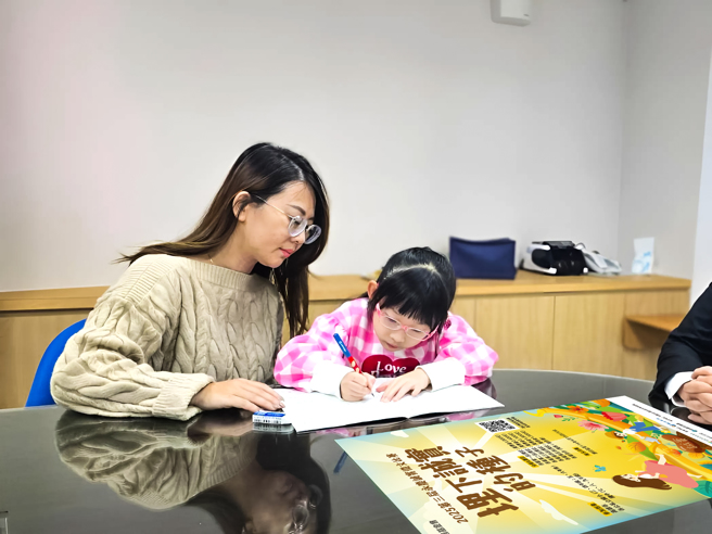 永庆诚实徵文比赛邀请高雄市国小中年级、高年级和国中学生，提笔写下对诚实的体悟。
图/永庆房产集团提供
