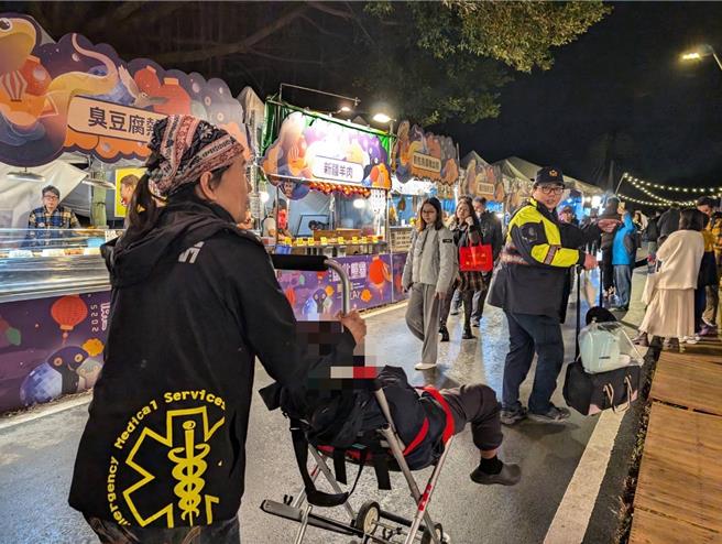 陳男被抬上擔架後，由醫護人員推往救護車送醫。（警方提供）