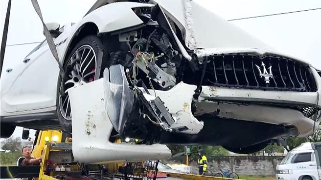 俗称「海神」的玛莎拉蒂轿车自撞护栏及路牌，强烈撞击力道造成车头凹陷变形。（民眾提供／萧嘉蕙台东传真）