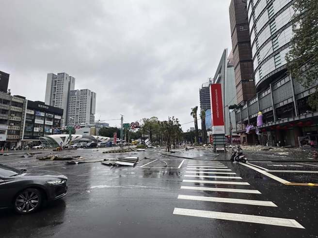 台中新光三越发生气爆，喷飞的砖块、玻璃、木板溅及路面。（翻摄立委廖伟翔脸书）