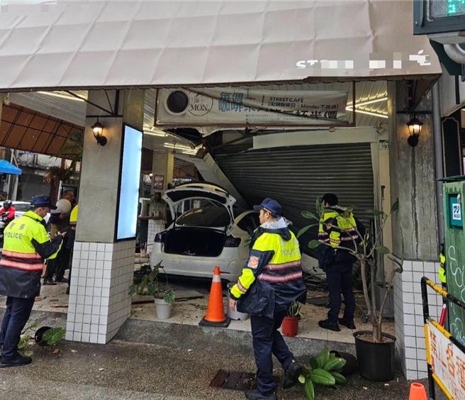 高雄苓雅区13日上午发生车祸意外，1辆轿车失控打滑衝入骑楼店家。（民眾提供／纪爰高雄传真）
